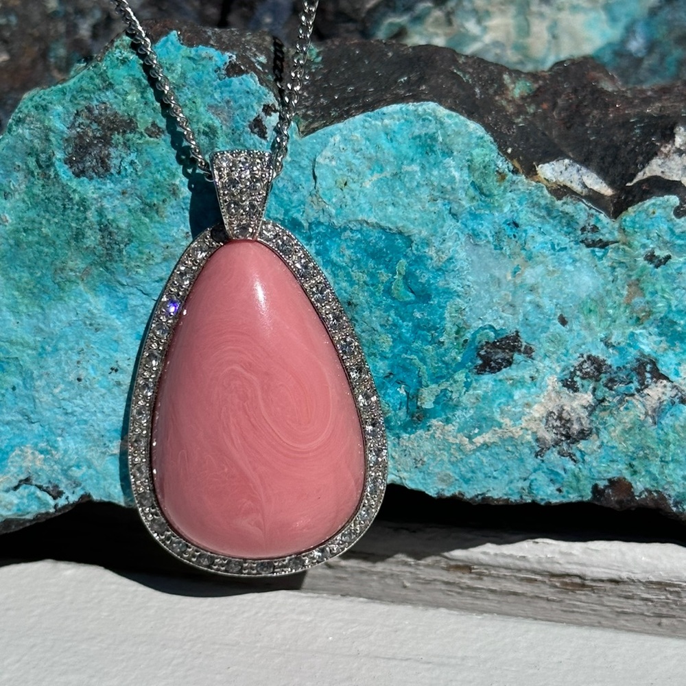 Vtg. Signed Avon Large Teardrop Shape Pendant Necklace